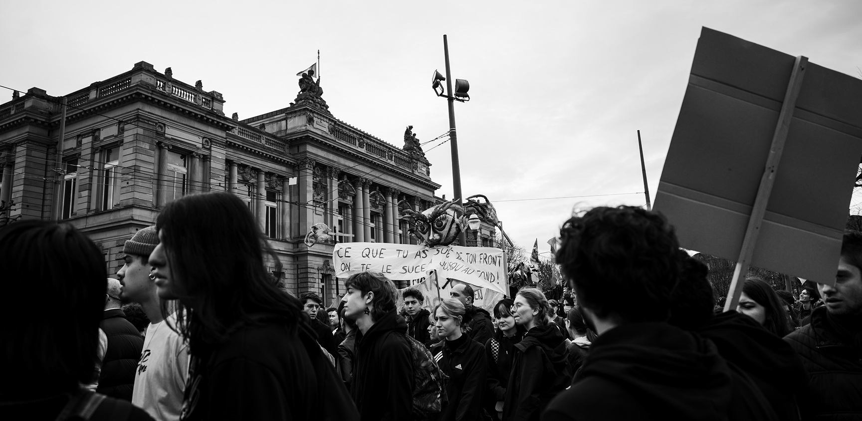 Banderolle du premier cortège d'une manifestation