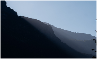 Lumière filtrant entre les montagnes des Écrins
